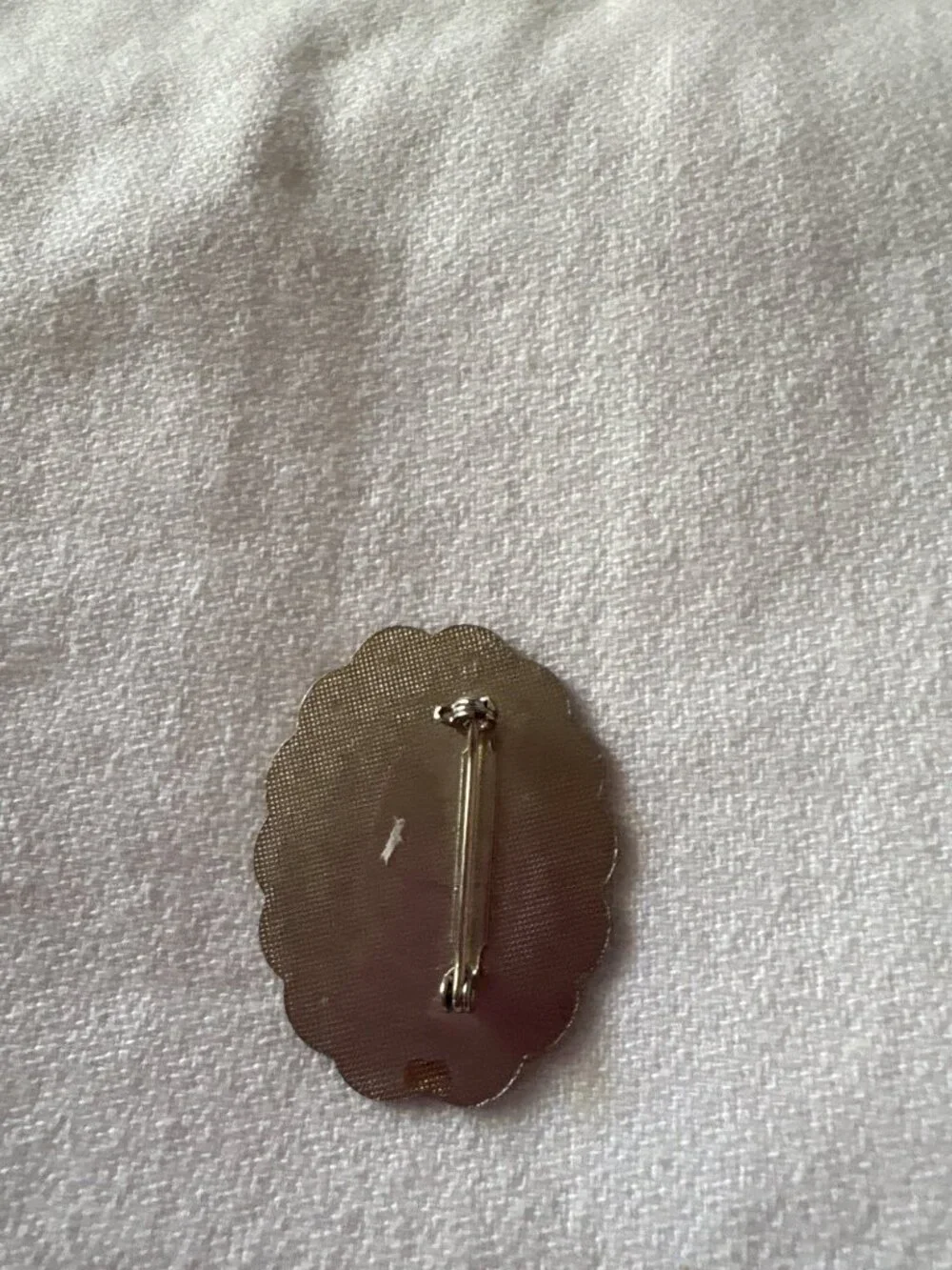 Vintage 80's Gold-Tone Scalloped Oval Brooch With Black Center Stone